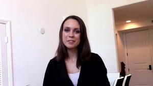 Éjaculation sur la brune jade nile.
