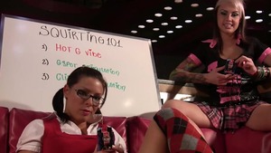 Durchstochenes Mädchen mit Sexy Strümpfen spielt lustig und hat Orgasmus auf HD