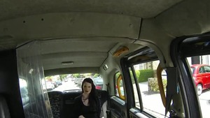 Geile Tattoos und große Brüste, harte Penetrationsszene im Auto