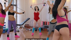 Lady Dee und die natürliche Brünette Vanessa Decker Fitnesspornos