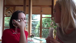 Европейская подростковая цыпочка хочет жесткого траха в HD-качестве.