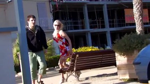 Culo golpeando en público a una rubia con tacones y pelada. HD