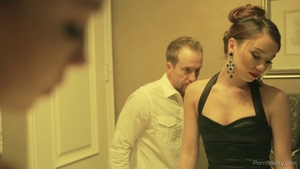 Хардкорный жесткий удар в сопровождении Капри Андерсон.