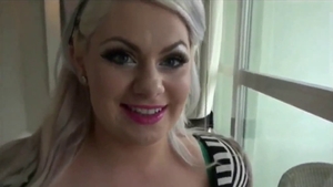 Глубокая глотка вместе со большими сиськами горячей жены для секса втроем