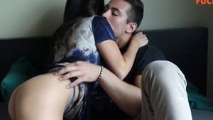 Красивая и дикая Майя Ким трахается в жопу руками.