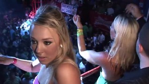 Realität Hardcore Sex neben kleinen Brüsten Amateurin