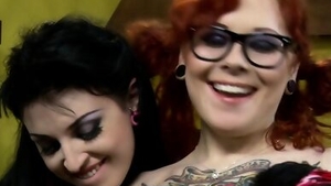 Жестко трахаюсь рядом с брюнеткой Коко Вельветт