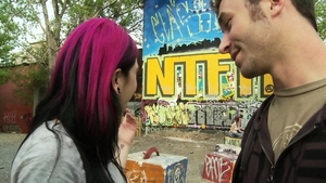 Порнозвезда Дейзи Спаркс испытывает секс втроем.