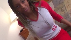 La ragazza di colore desidera scopare con un cazzo grande e grosso.