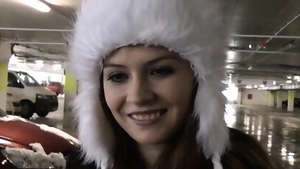 Очаровательная блондинка занимается хардкорным сексом в туалете, сильно ударяясь о стену.