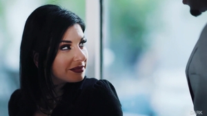 Брюнетка Анна Энджел широко открывает рот для глубокого анального секса.