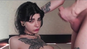 Amador tcheco com tattoos se apressa em engolida cruda, hd