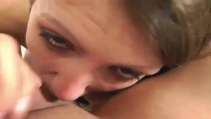 Puce tchèque aux gros seins suce une bite en hd.
