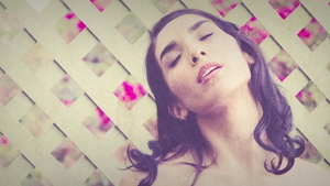 Erika de leija junto a kali sudhra follada perrito