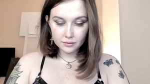 Sexo acompanhado por uma gotica com corpo curvado