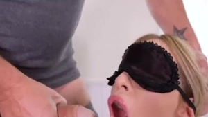 Muscled blonde babe hardcore workout in the gym