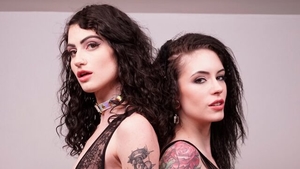 Morena Ana De Ville gosta de dedilhar em sua lingerie