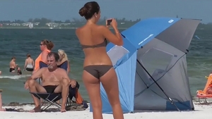 Candid Beach: Jovencita burlándose de grandes tetas