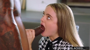 Gros plan sur du vrai sexe mettant en vedette une adorable blondine trop mignonne.
