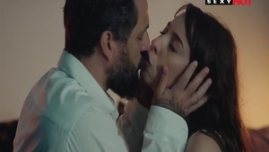 La coppia aiuta con un forte sbattere