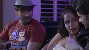 Esposa árabe tatuada haciendo un sexo 69 en la fiesta, todo grabado con cámara de alta definición.