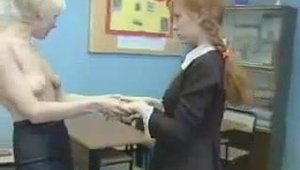 Super sexy College-Teen reitet privat einen harten Schwanz