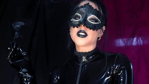 Sola una mora perversa, che indossa  Latex Femdom