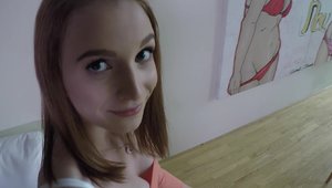 POVD - La carina ragazza Jackie Marie si fa massaggiare dal punto di vista del cliente. In alta definizione.