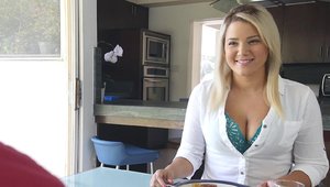 Titty Attack: La blonde babes Alix Lovell aime les pénétrations dures en hd