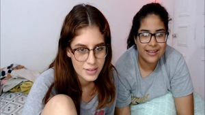 Chatte baise humide nerd portant des lunettes